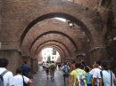 Il gruppo dei ragazzi del "CPG" di Modena in cammino sotto gli archi verso le 3 Fontane a Roma